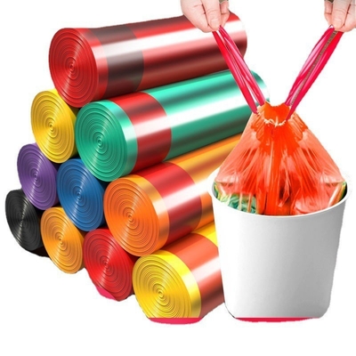 Pequenos contentores de latas de lixo para sacos de lixo de banheiro em resíduos de quarto, casa e cozinha
