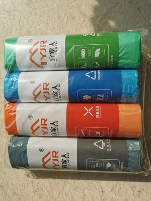 A classificação dos resíduos domésticos é simplificada com sacos de lixo com corda de tração ecológicos