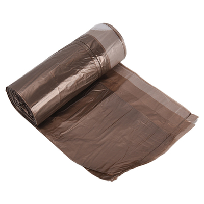 Sacos de lixo de plástico em preto
