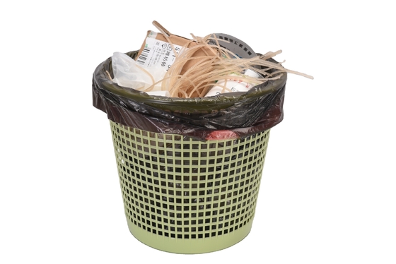 Saco de lixo biodegradável de HDPE/LDPE de 13 litros em rolo de cor bege com material de LLDPE