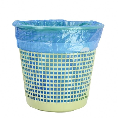 Sacos de lixo de plástico com cordas coloridas e grossas em rolos para gestão limpa de resíduos