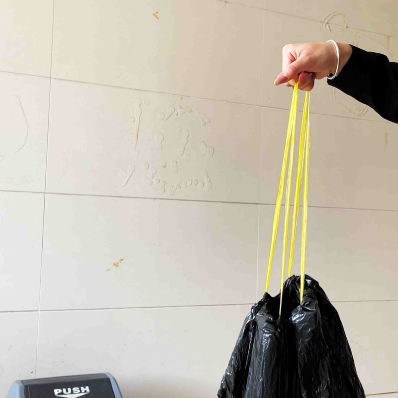 Embalagem de alimentos tornou-se fácil com este saco de lixo de corda dura e design portátil