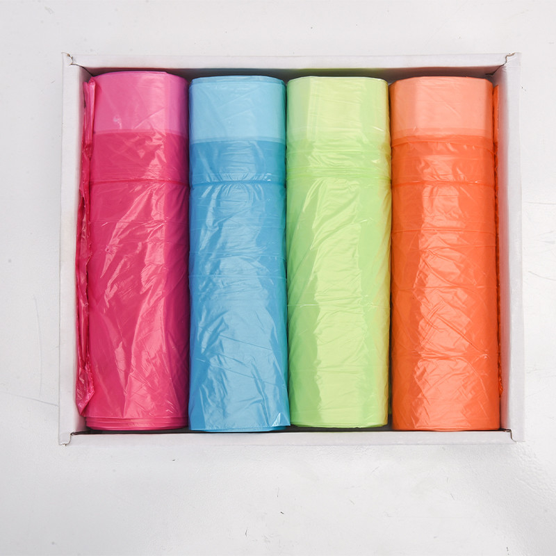 Sacos de lixo de plástico em preto